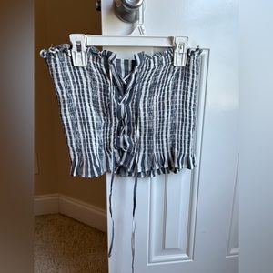 Strapless crop top with tie design in front